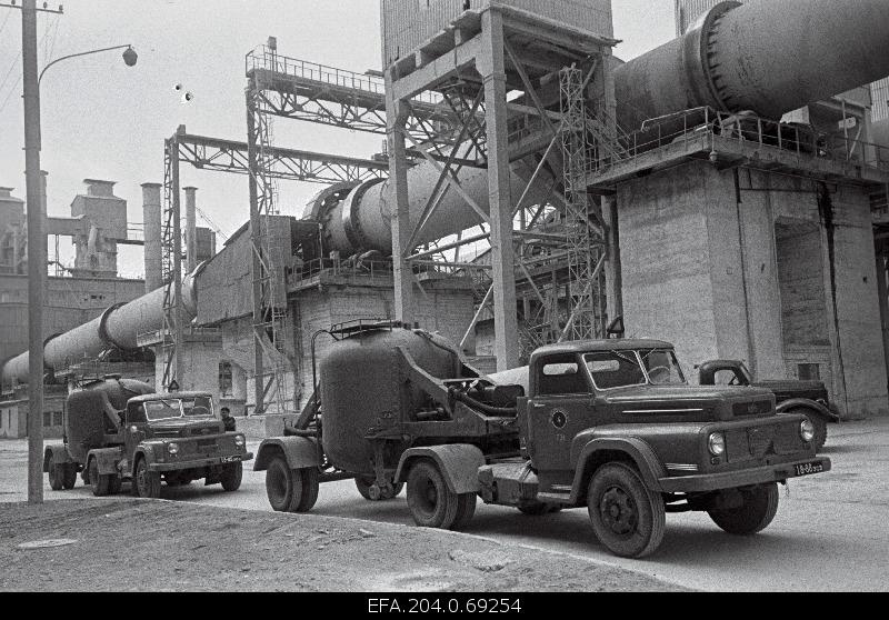 Cement trucks from the Hungarian People’s Republic at the “Csepel d 45o n” factory “Punane Kunda”.