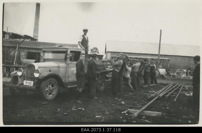 Construction of Pärnu Suursilla, loading of iron bowls for the truck from the bowl