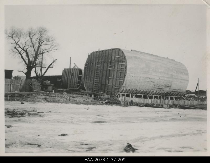 Construction of Pärnu Suursilla, closed middle pillar and valve pillar colonies on the shore waiting for waterfall