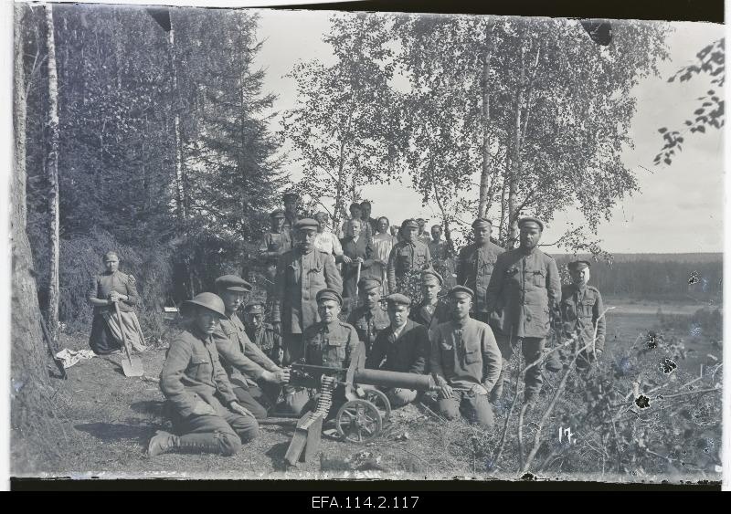 War of Liberty. 1.The soldiers of the moonshot roofs of the Jalaväepolgu, together with the local peasants who are building a defence position near the village of Glubokaja.