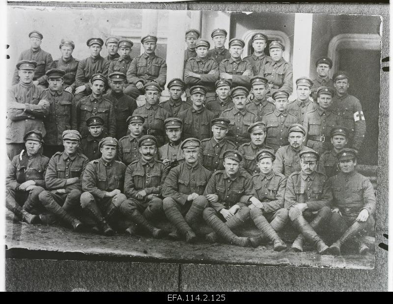 War of Liberty. 3.Jalaväepolgu 4.rood in Goldbeck (Kolberga) manor. Second row from the left is the third battalion leader, sub-captain Paul Triik.