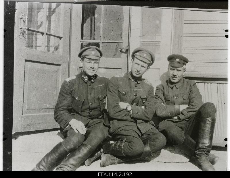 War of Liberty.1.The officers of the artillery road. From the left: the head of the road, Captain Hugo Kauler, the adjutant, Under Lieutenant Gustav Kromel, and the head of the 2nd Battery, Captain Jaan Tõnisson.