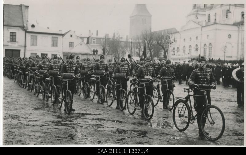 The 17th Anniversary of the Republic of Estonia Paradise in Tartu Lihaturul 24.02.1935, at the forefront of the team of bicyclists of the Race Rhymemendi, right behind the fire orchestra, against the background of the tower of the Jaan Church and the cathedral of Uspensky