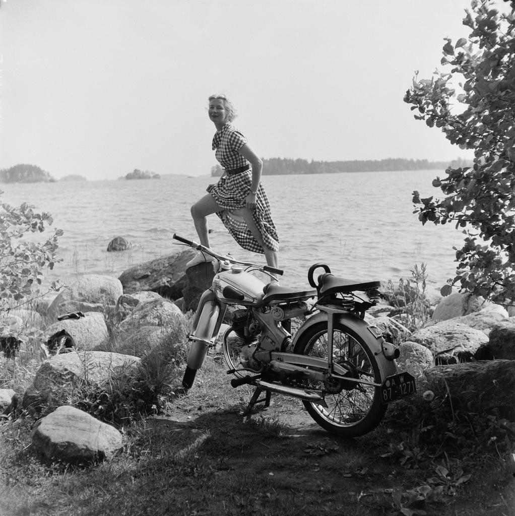 Gisela von Bonin ja saksalainen NSU Fox -moottoripyörä meren rannalla Helsingin olympialaisten aikana.