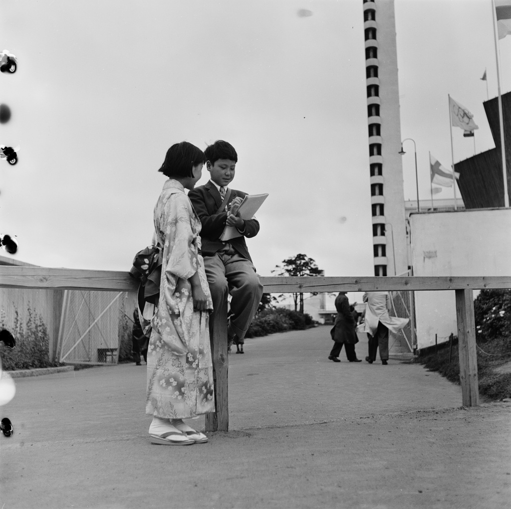 Helsingin olympialaiset 1952. Japanilaisen Asahi-sanomalehden lapsitoimittajat Olympiastadionin edustalla.