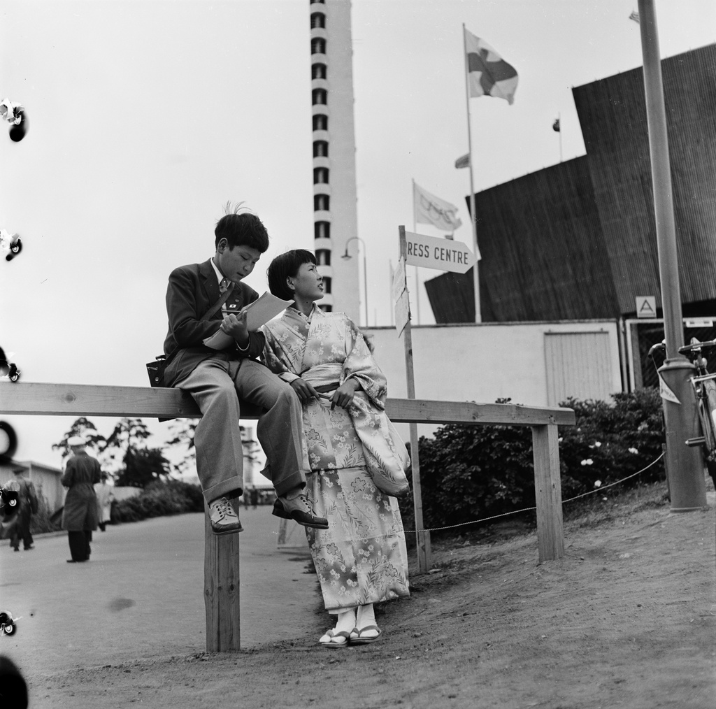 Helsingin olympialaiset 1952. Japanilaisen Asahi-sanomalehden lapsitoimittajat Olympiastadionin edustalla.