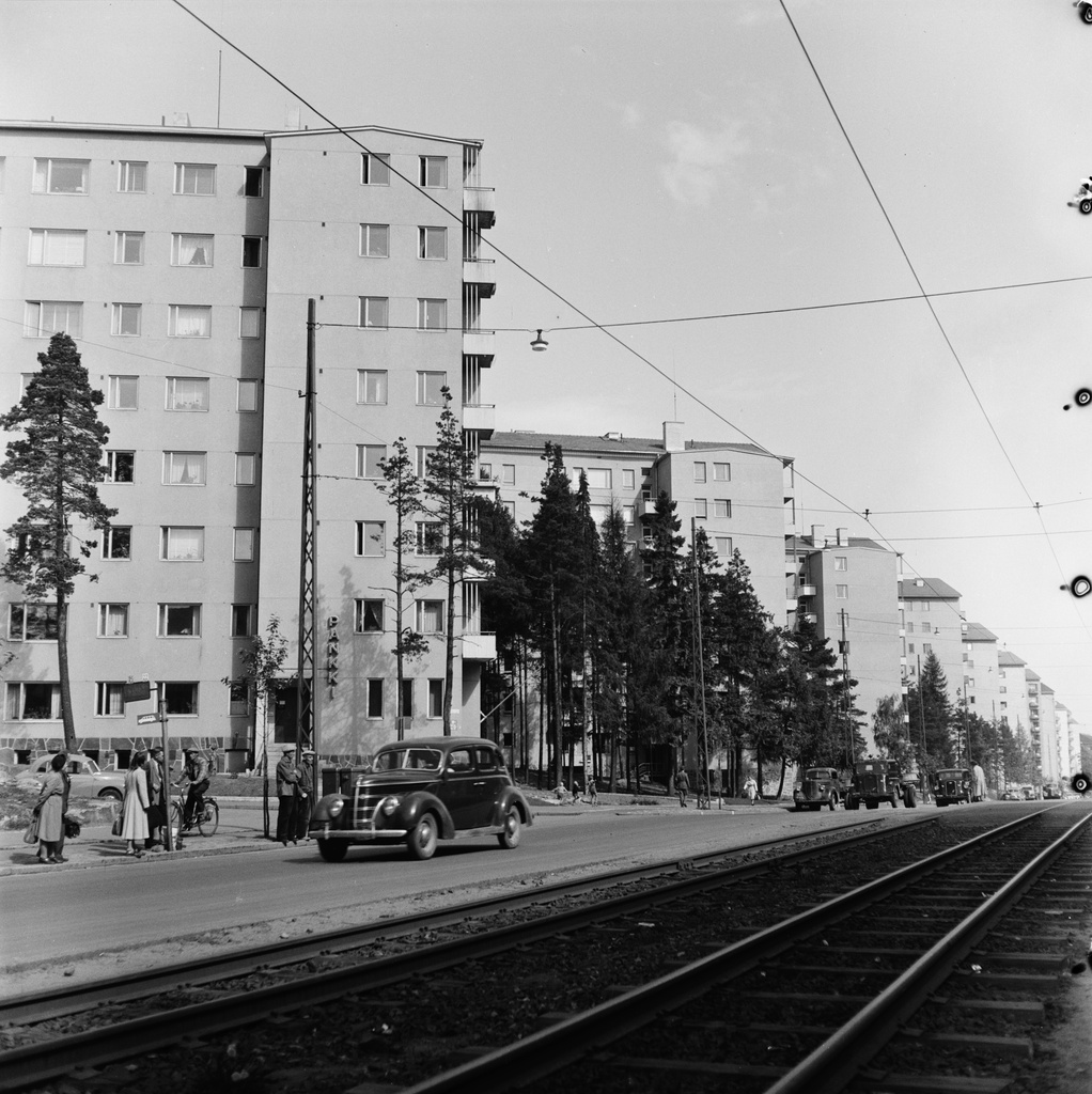 Mannerheimintie 91 - 71.  Etualalla linja-autopysäkki Mannerheimintien ja Lehtikuusentien kulmassa.