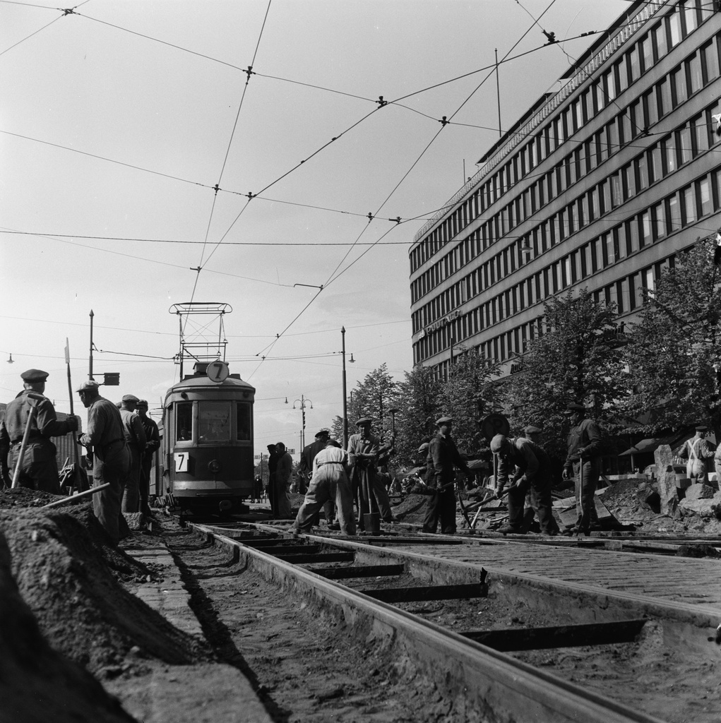 Raitiotiekiskoja korjataan Mannerheimintien ja Kaivokadun risteyksessä. Oikealla Mannerheimintie 9, Sokos.