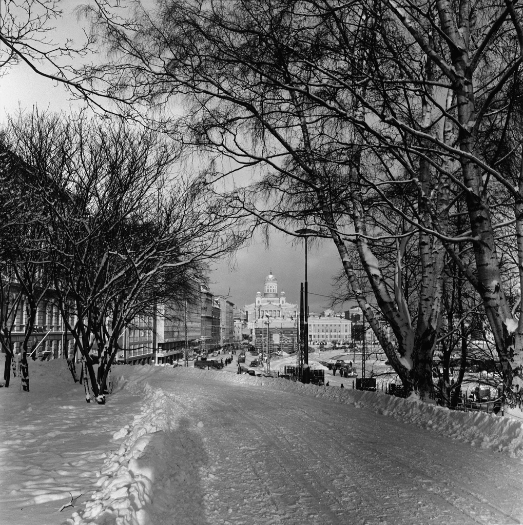 Tähtitornin vuori talvella.  Taustalla Tuomiokirkko. Etualalla valokuvaajan varjo.