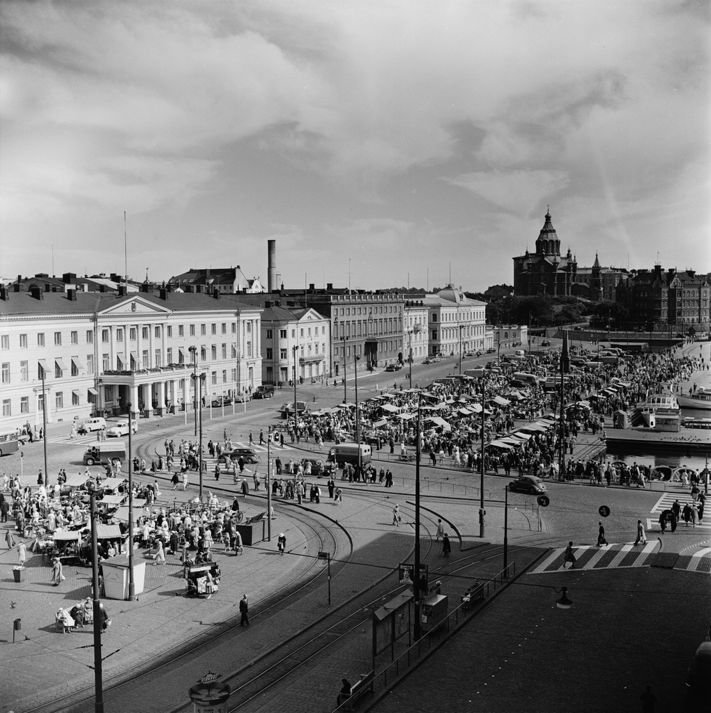 Torikauppaa Kauppatorilla. Vasemmalla Kaupungintalo,  Pohjoisesplanadi 11-13. Taustalla Uspenskin katedraali.
