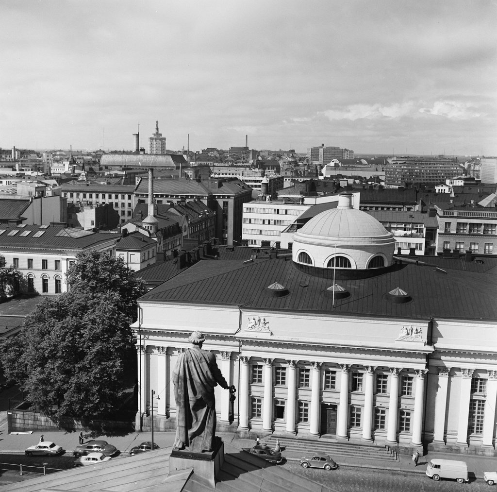 Näköala Tuomiokirkon tornista länteen.  Etualalla Yliopiston kirjasto.