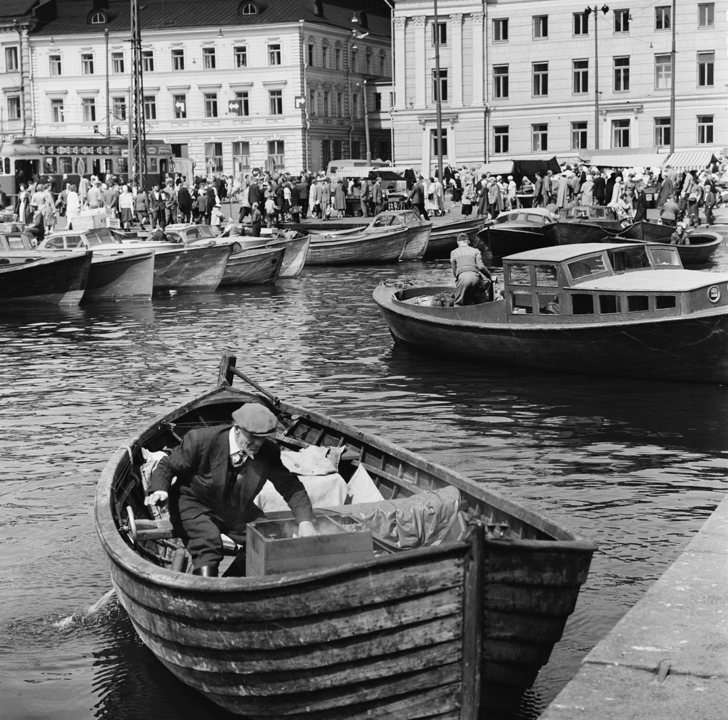 Torimyyntiä kalastajien veneistä Kolera-altaassa Eteläsatamassa.  Taustalla Kaupungintalo.