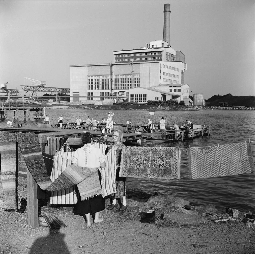 Matonpesulaituri Sörnäisten rannassa.  Taustalla Hanasaaren voimalaitos.