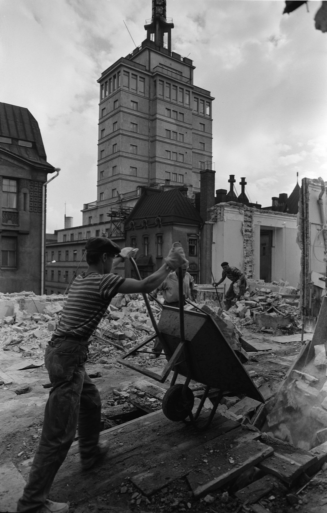 Purkutöitä Yrjönkatu 30:ssä.  Taustalla Hotelli Torni, Yrjönkatu 26.