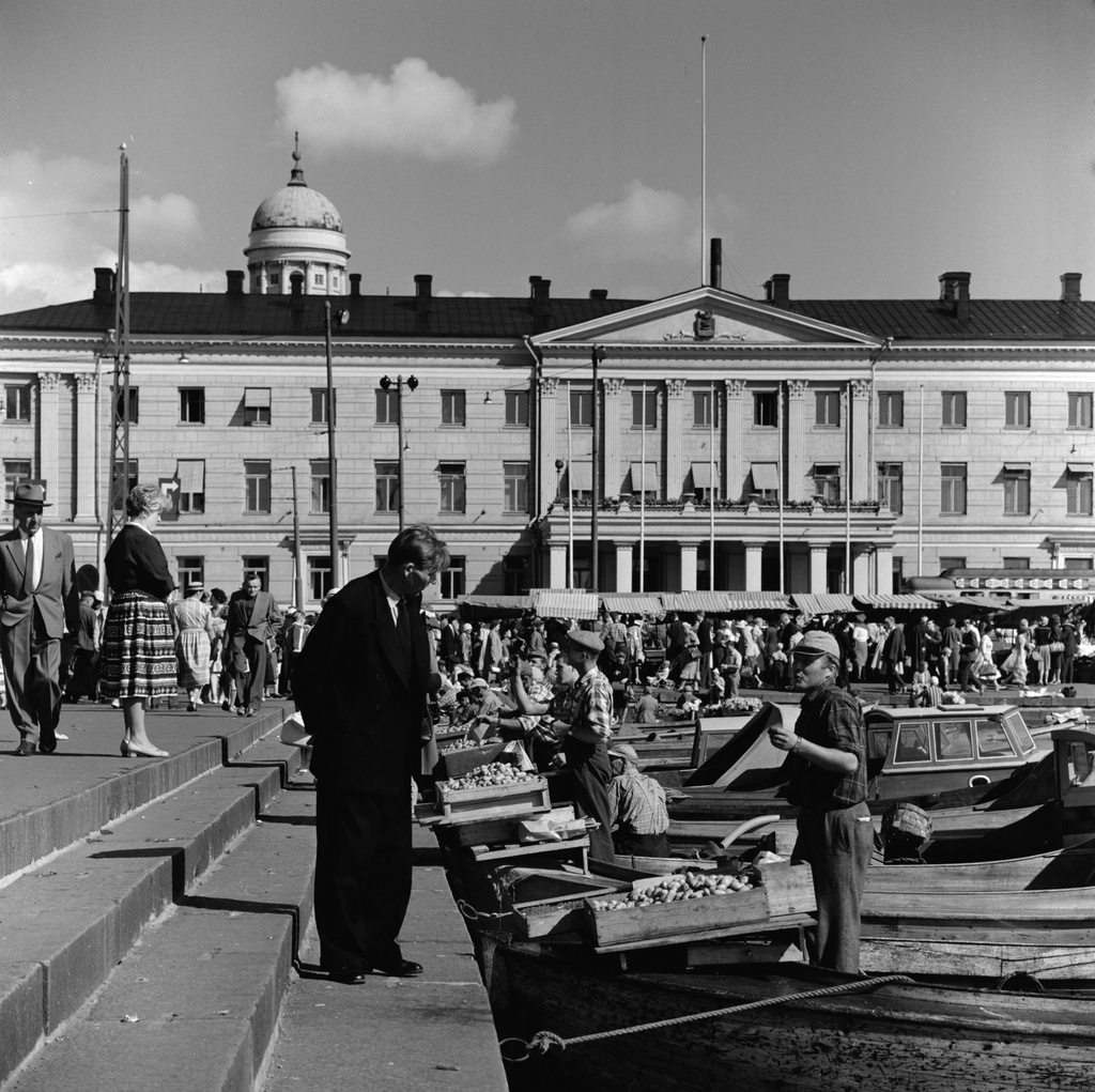 Perunanmyyntiä kalstajien veneistä Kolera-altaassa