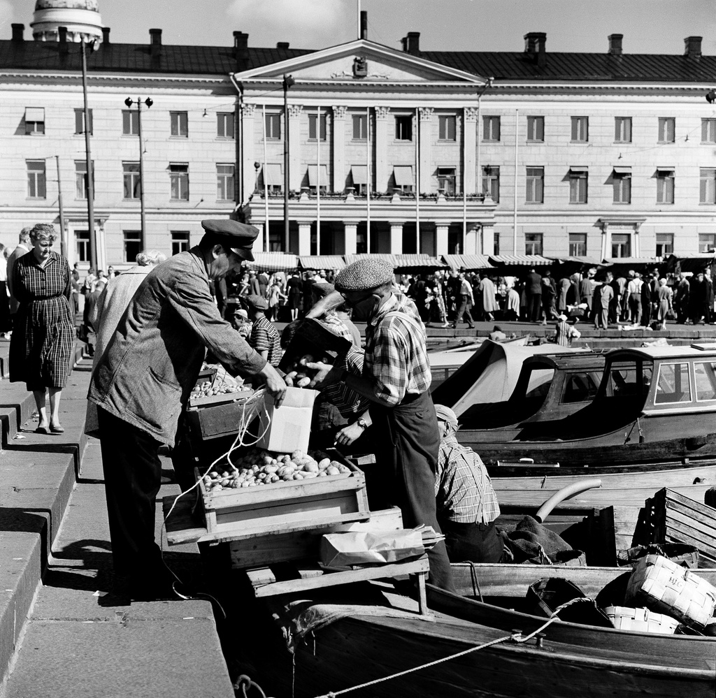 Perunanmyyntiä kalstajien veneistä Kolera-altaassa