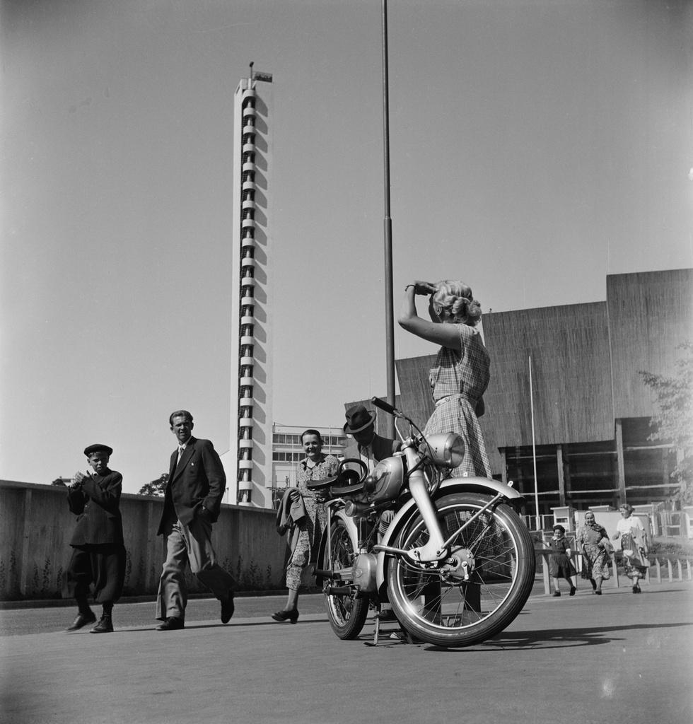Helsingin olympialaiset 1952. Saksalainen NSU Fox -moottoripyörä Olympastadionin edustalla. Moottoripyörän takana rouva Gisela von Bonin.