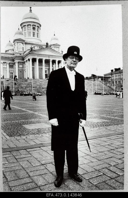 Honorary Doctor of the University of Helsinki Jaan Kross on the Senate Square in Helsinki.