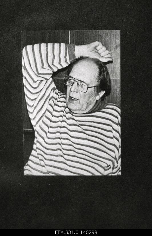 Estonian Soviet folk writer, honorary Doctor of the University of Tartu Jaan Kross in editorial of the newspaper Kodumaa.