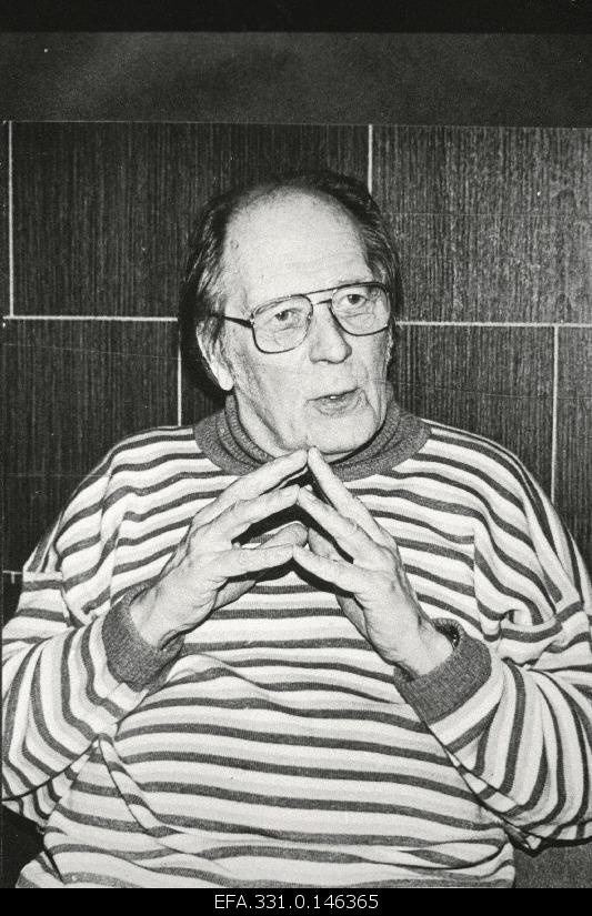 Writer Jaan Kross in the editorial of the newspaper Kodumaa.