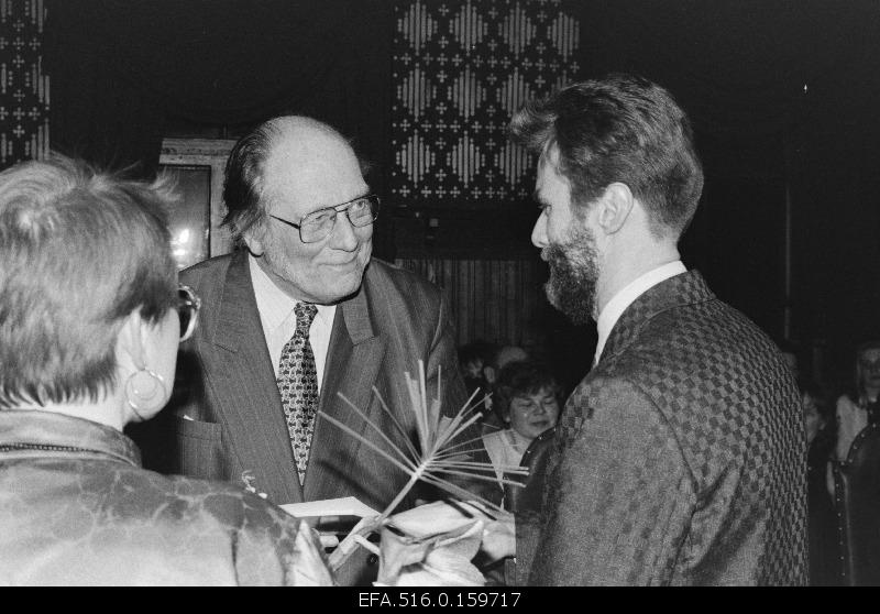 When awarding the annual literary awards at Rägavere Manor, Virumaa Literature Prize is received by Jaan Kross for the novel “Tabamatus”. The prize is awarded by Raivo Riim, Chairman of Virumaa Culture Capital.