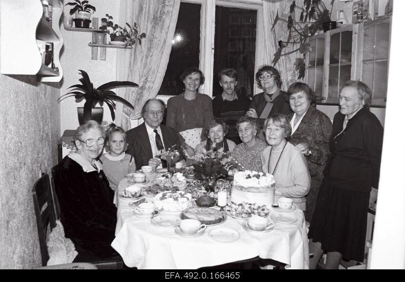 Revolutionary veteran Alma Vaarmani (from left 1) Celebration of the 90th anniversary. On the left, 3rd writer Jaan Kross, 2nd writer Ellen Niit on the right.