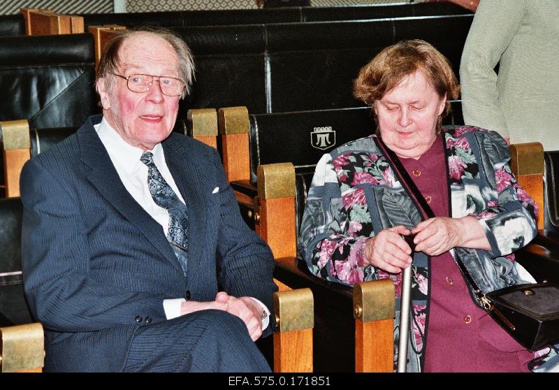 Writer Jaan Kross at the ceremony of handing over the Tallinn Stamp at the Raekoja. Writer Jaan Kross with wife Ellen Niidu.