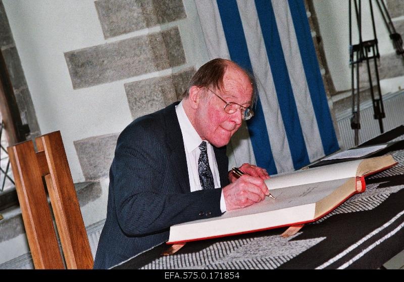 Writer Jaan Kross made an entry into the guest book of Raekoja at the ceremony of transfer of the Tallinn Stamp.