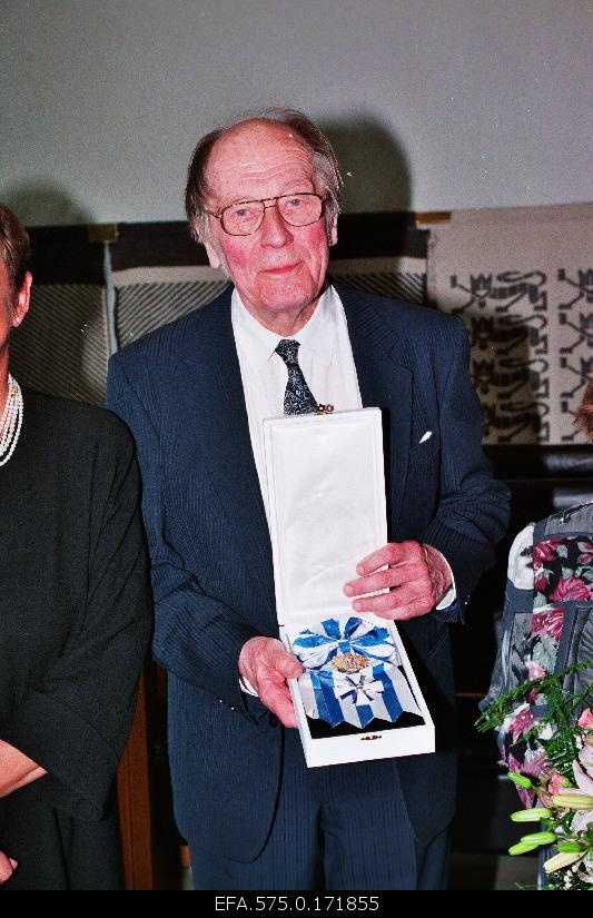 Writer Jaan Kross at the ceremony of the transfer of the Tallinn Stamp in the Raekoja.
