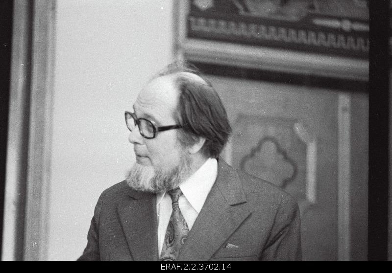 Jaan Kross accepting the Presidium Prize of the Supreme Council of the USSR