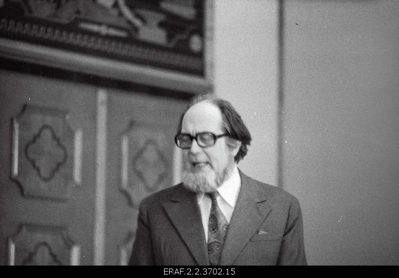 Jaan Kross accepting the Presidium Prize of the Supreme Council of the USSR