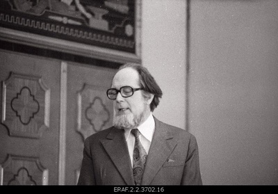 Jaan Kross accepting the Presidium Prize of the Supreme Council of the USSR  similar photo