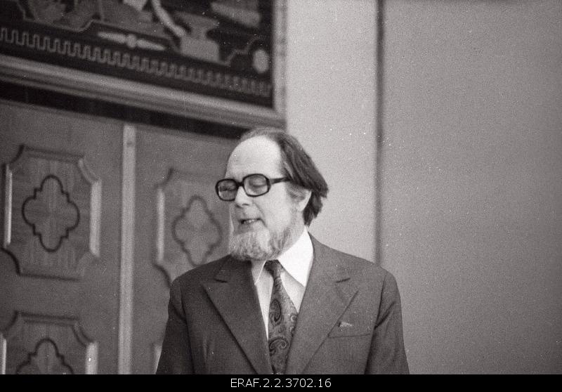 Jaan Kross accepting the Presidium Prize of the Supreme Council of the USSR