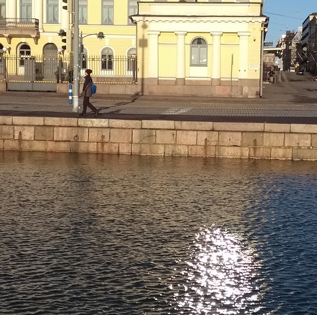 Eteläsatama, Linnanallas. Yksinäinen poliisi Presidentinlinnan edustalla. rephoto