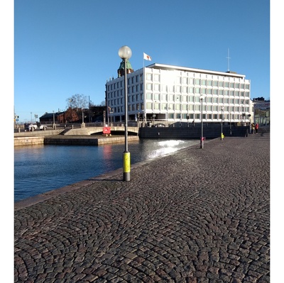 Matkustaja-alus ms J.L. Runeberg Linnanlaiturissa Eteläsatamassa. Taustalla Enso -Gutzeit Oy:n pääkonttori. rephoto