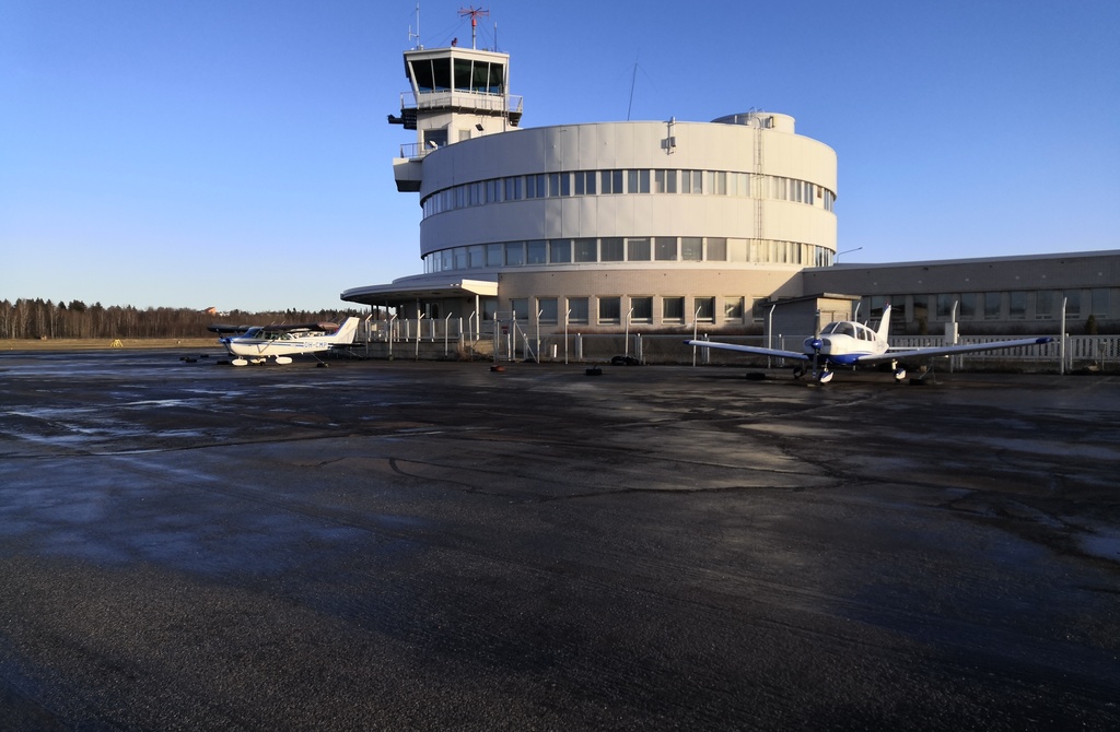 Mikroautojen kisa Malmin lentokentällä. Väkijoukon takana näkyy Malmin kentän lentoasema. rephoto