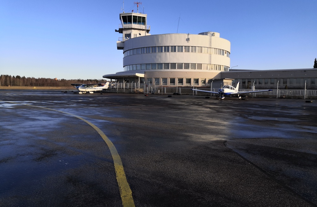 Mikroautojen kisa Malmin lentokentällä. Väkijoukon takana näkyy Malmin kentän lentoasema. rephoto