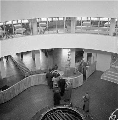 Malmin lentokentän hallintorakennus: matkustajia 1940-luvun lopulla