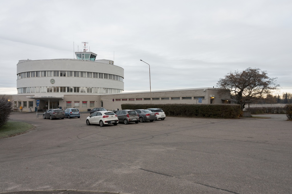 Helsinki-Malmin lentoasema. Vuonna 1938 valmistunut terminaalirakennus sekä parkkipaikka.