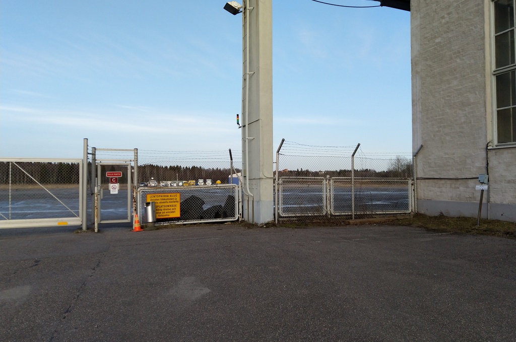 Helsinki-Malmin lentoasema. Vuonna 1937 valmistunut hangaari, eli lentokonehalli. Näkymä hallirakennuksen pihasta. rephoto