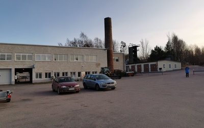 Helsinki-Malmin lentoasema. Kuvassa arkkitehti Antero Pernajan 1940-luvulla suunnittelema toimistosiipi. Lämpökeskuksen piippua on lyhennetty 1970-luvulla. Oikella Pernajan suunnittelema autovaja. rephoto