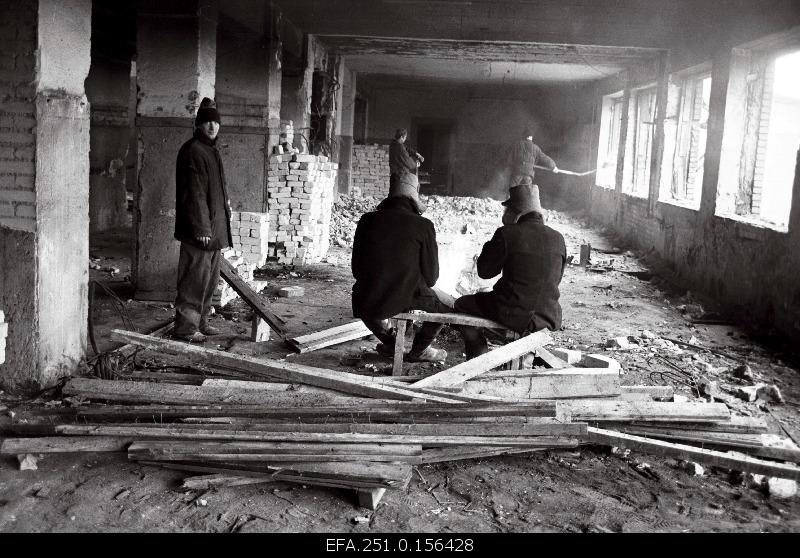 The prisoners of the 5th colony of the men's prison on the street of sleepingini build a pre-examination insulator.