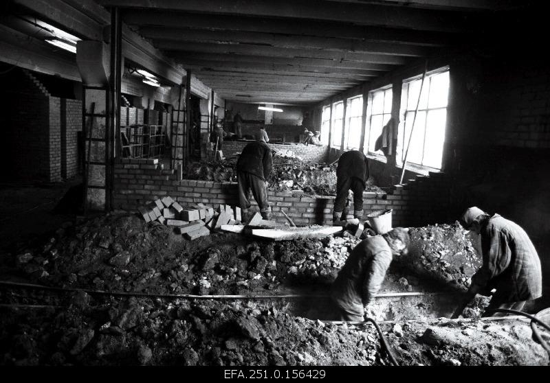 The prisoners of the 5th colony of the men's prison on the street of sleepingini build a pre-examination insulator.