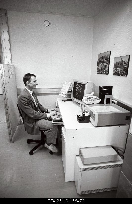 Aarne Naber (Naber) in the computer room of the Jehoova witness association located on the hearten street, printing the magazine “Vahitorn”.