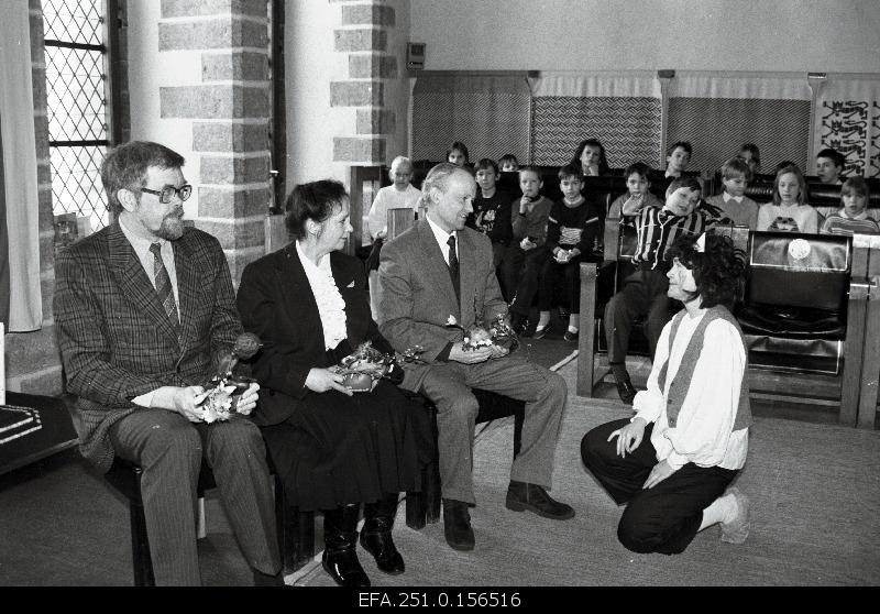 Best children's writers in 1994. Nukitsman - prize holders in Tallinn Raekoja. From the left: Listen to Kutsar, Leelo Tungal and Henno Käo.
