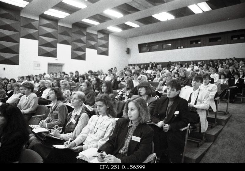 The autumn exhibition of the training of the secretaries of the Estonian Institute of Economics “However Assistance” was held by listeners.