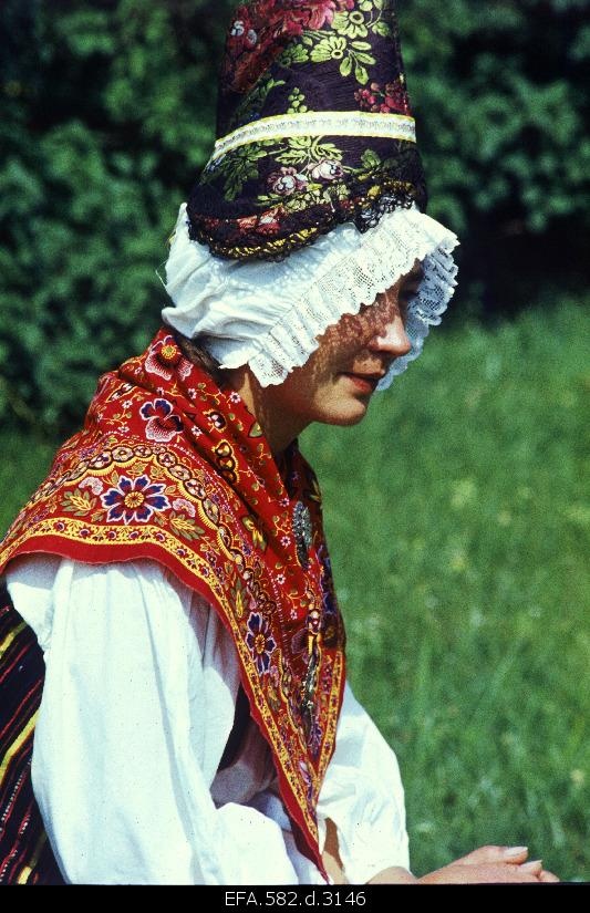 Ruhnu's wife's head cover.