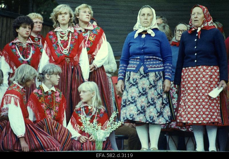 The ensemble "Kihnumoa" performs in Kihnu sound hall.