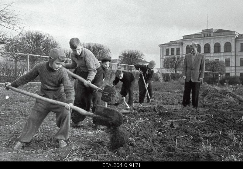 Students of Rakvere Internate School are working in the school yard.