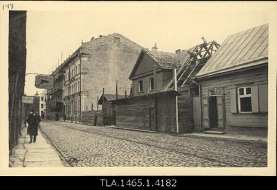 Dismantling a house located at the corner of the large Roosikrants and Väike Pärnu mnt.  similar photo